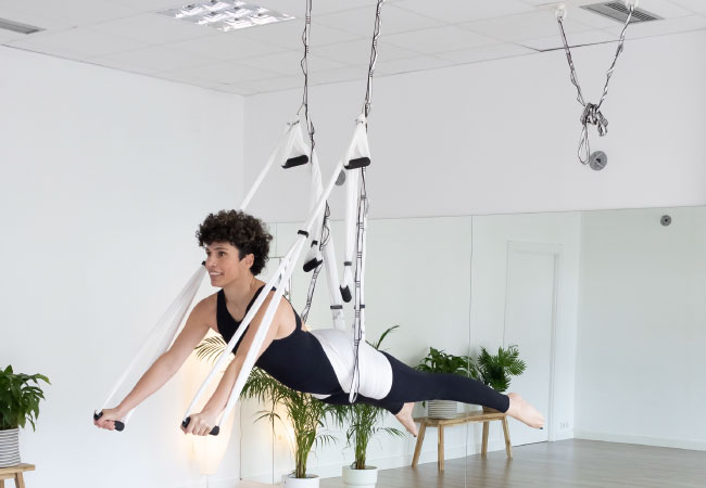 yoga aéreo vitoria-gasteiz fisiona salburua clase dirigida